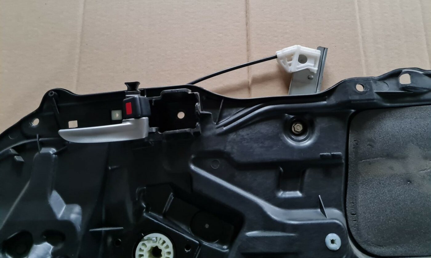 Stikla pacelšanas mehānisma panele priekš MAZDA 3 2007 4 Stikla pacelšanas mehānisma panele priekš MAZDA 3 2007