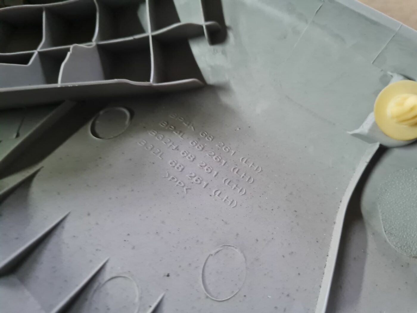 Bagažnieka nodalījuma statnes apdare priekš MAZDA 3 2007