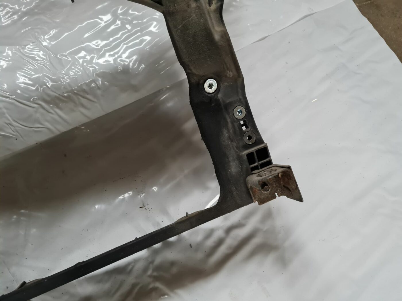 Priekšējā radiatora rāmis priekš MAZDA 3 2007