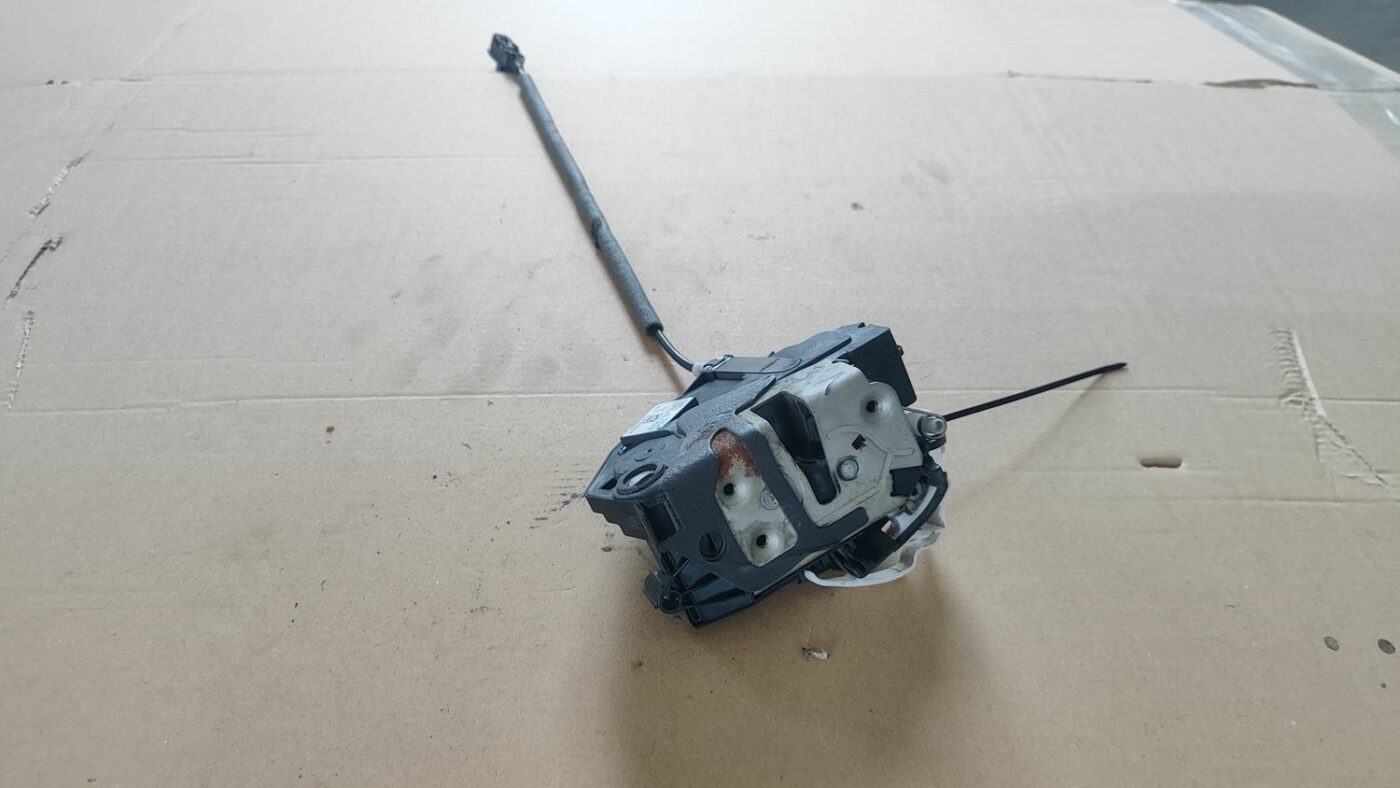 Aizmugurējo kreiso durvju slēdzene priekš FORD FOCUS 2016 UNIVERSAL 1 Aizmugurējo kreiso durvju slēdzene priekš FORD FOCUS 2016 UNIVERSAL