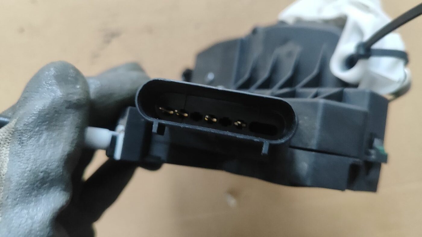 Aizmugurējo kreiso durvju slēdzene priekš FORD FOCUS 2016 UNIVERSAL 5 Aizmugurējo kreiso durvju slēdzene priekš FORD FOCUS 2016 UNIVERSAL