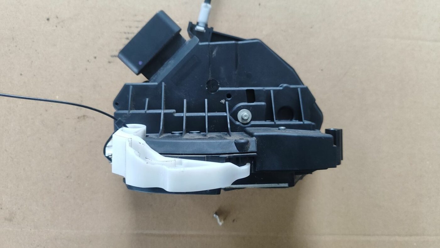 Aizmugurējo kreiso durvju slēdzene priekš FORD FOCUS 2016 UNIVERSAL 4 Aizmugurējo kreiso durvju slēdzene priekš FORD FOCUS 2016 UNIVERSAL