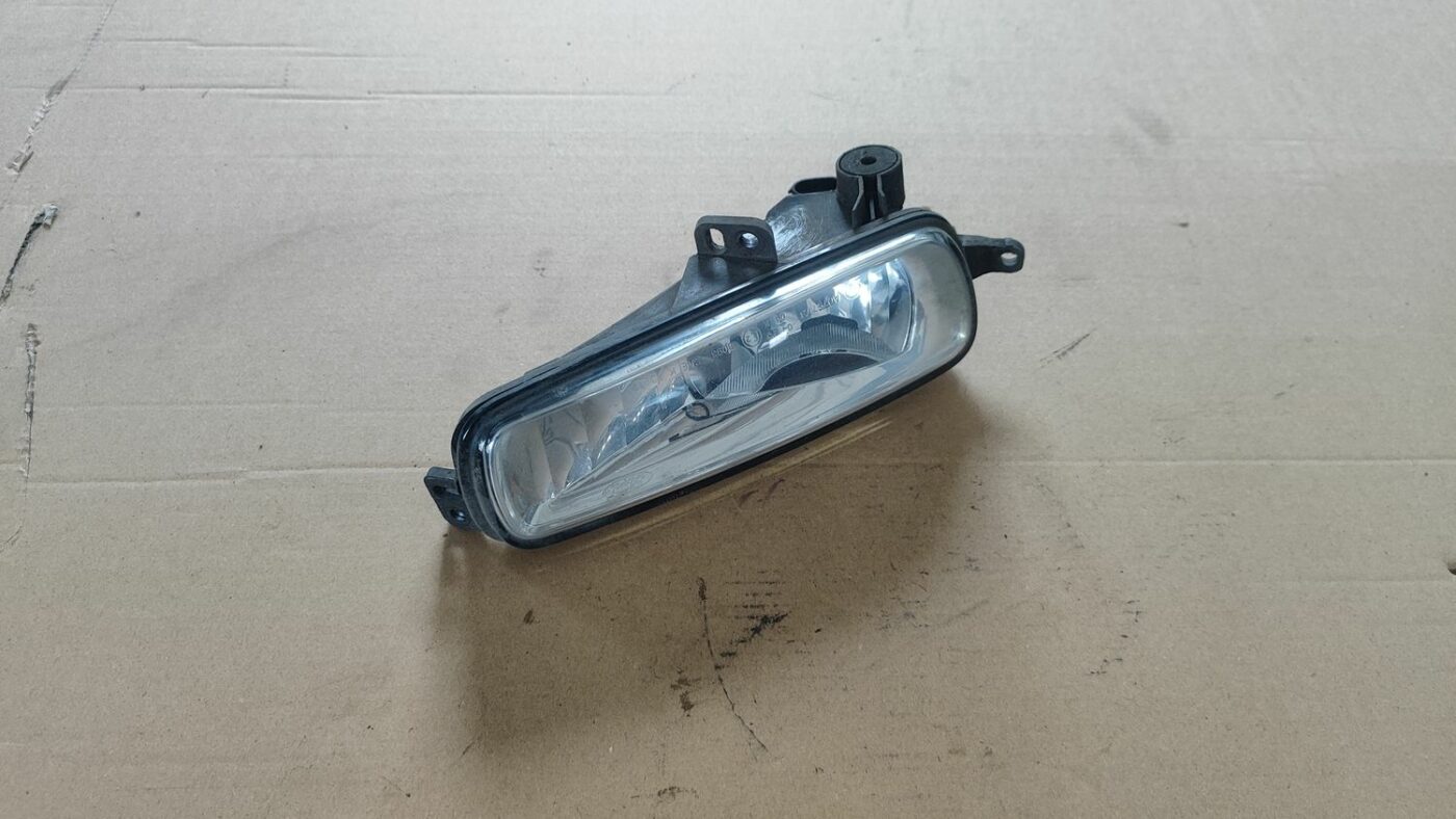 Miglas lukturis priekšā labajā pusē priekš FORD FOCUS 2016 UNIVERSAL 1 Miglas lukturis priekšā labajā pusē priekš FORD FOCUS 2016 UNIVERSAL