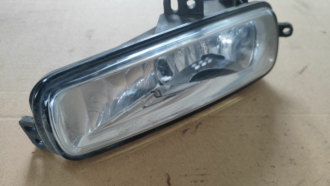 Miglas lukturis priekšā labajā pusē priekš FORD FOCUS 2016 UNIVERSAL 2 Miglas lukturis priekšā labajā pusē priekš FORD FOCUS 2016 UNIVERSAL