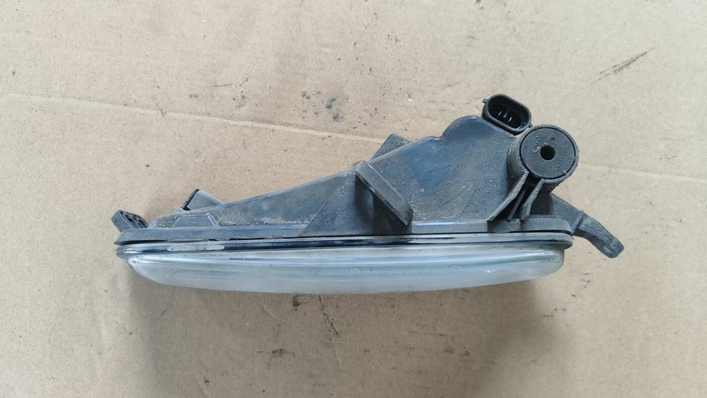 Miglas lukturis priekšā labajā pusē priekš FORD FOCUS 2016 UNIVERSAL 9 Miglas lukturis priekšā labajā pusē priekš FORD FOCUS 2016 UNIVERSAL