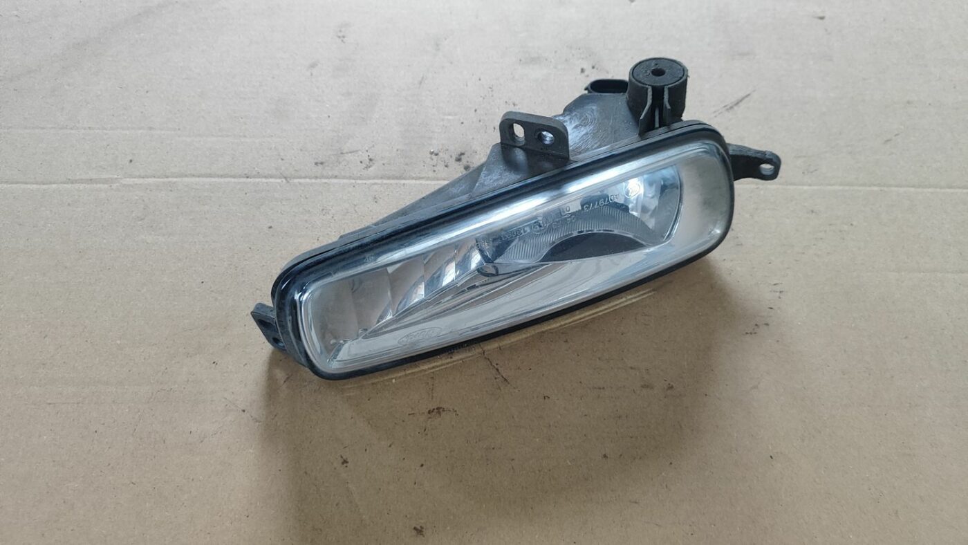 Miglas lukturis priekšā labajā pusē priekš FORD FOCUS 2016 UNIVERSAL 3 Miglas lukturis priekšā labajā pusē priekš FORD FOCUS 2016 UNIVERSAL