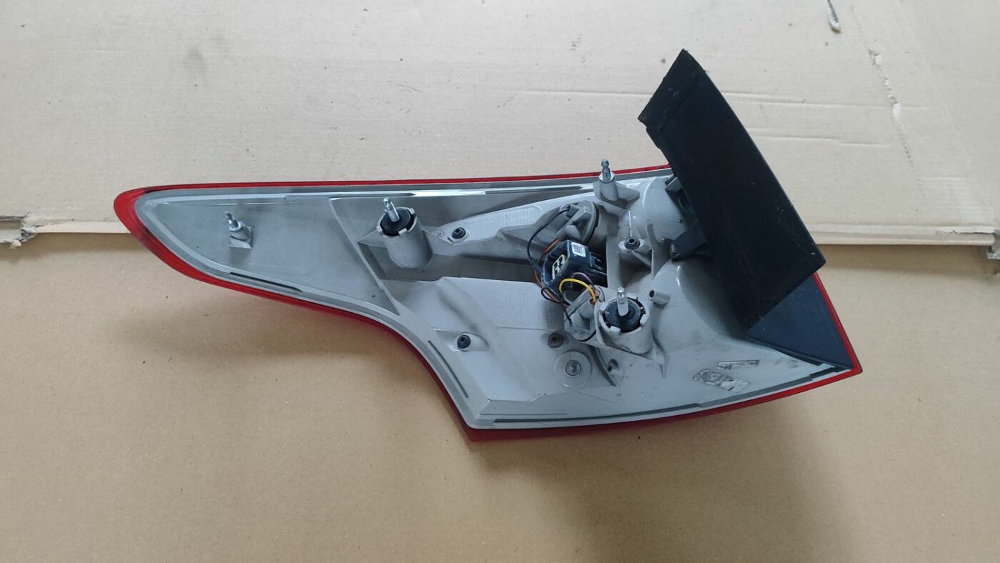 Aizmugurējais labais lukturis priekš FORD FOCUS 2016 UNIVERSAL 7 Aizmugurējais labais lukturis priekš FORD FOCUS 2016 UNIVERSAL