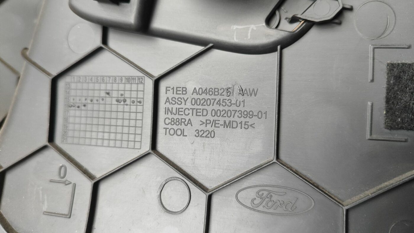 Centrālās konsoles (apdares) sānu panelis priekš FORD FOCUS 2016 UNIVERSAL