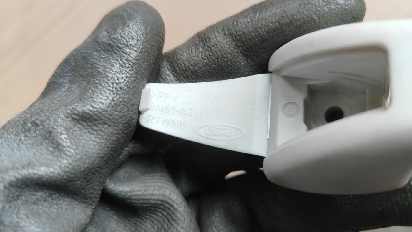 Griestu uzlika priekš FORD FOCUS 2016 UNIVERSAL 4 Griestu uzlika priekš FORD FOCUS 2016 UNIVERSAL