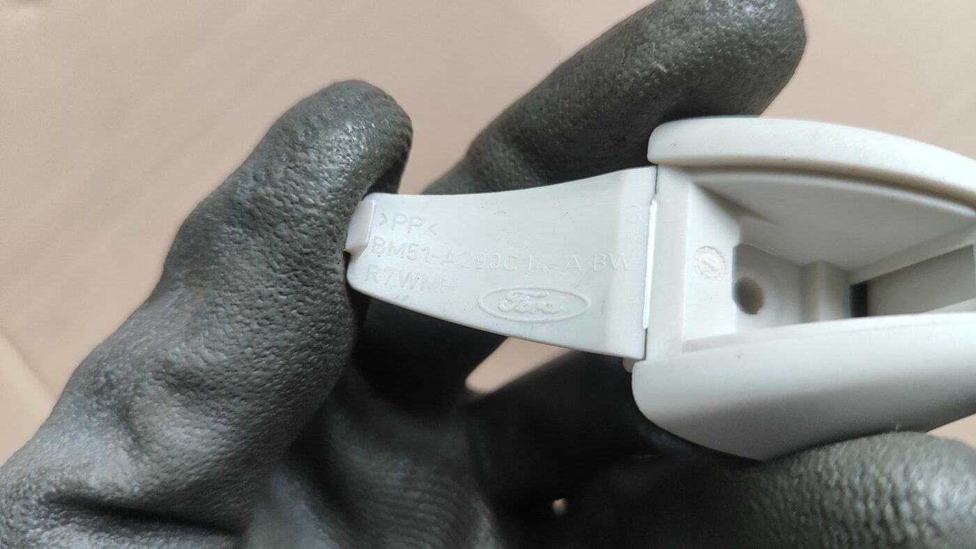 Griestu uzlika priekš FORD FOCUS 2016 UNIVERSAL 3 Griestu uzlika priekš FORD FOCUS 2016 UNIVERSAL