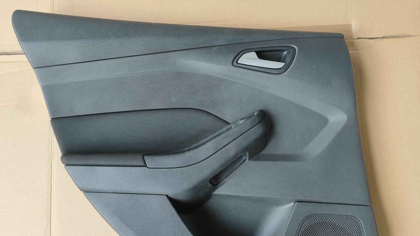 Aizmugurējo kreiso durvju apdare priekš FORD FOCUS 2016 UNIVERSAL