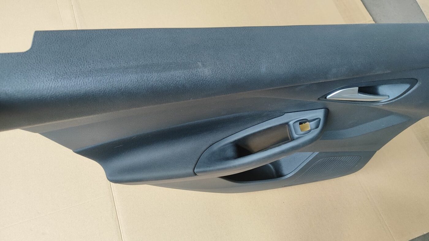 Aizmugurējo kreiso durvju apdare priekš FORD FOCUS 2016 UNIVERSAL