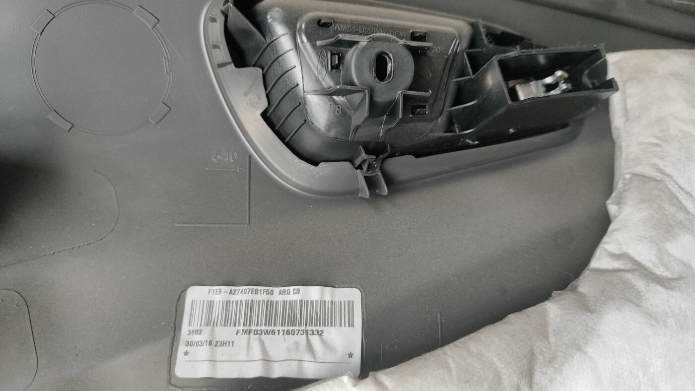 Aizmugurējo kreiso durvju apdare priekš FORD FOCUS 2016 UNIVERSAL