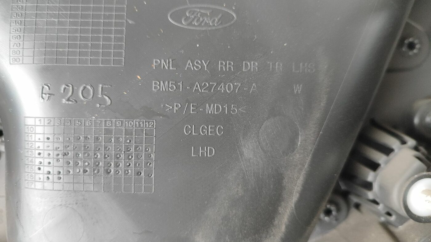 Aizmugurējo kreiso durvju apdare priekš FORD FOCUS 2016 UNIVERSAL