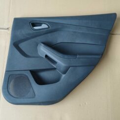 Aizmugurējo labo durvju apdare priekš FORD FOCUS 2016 UNIVERSAL