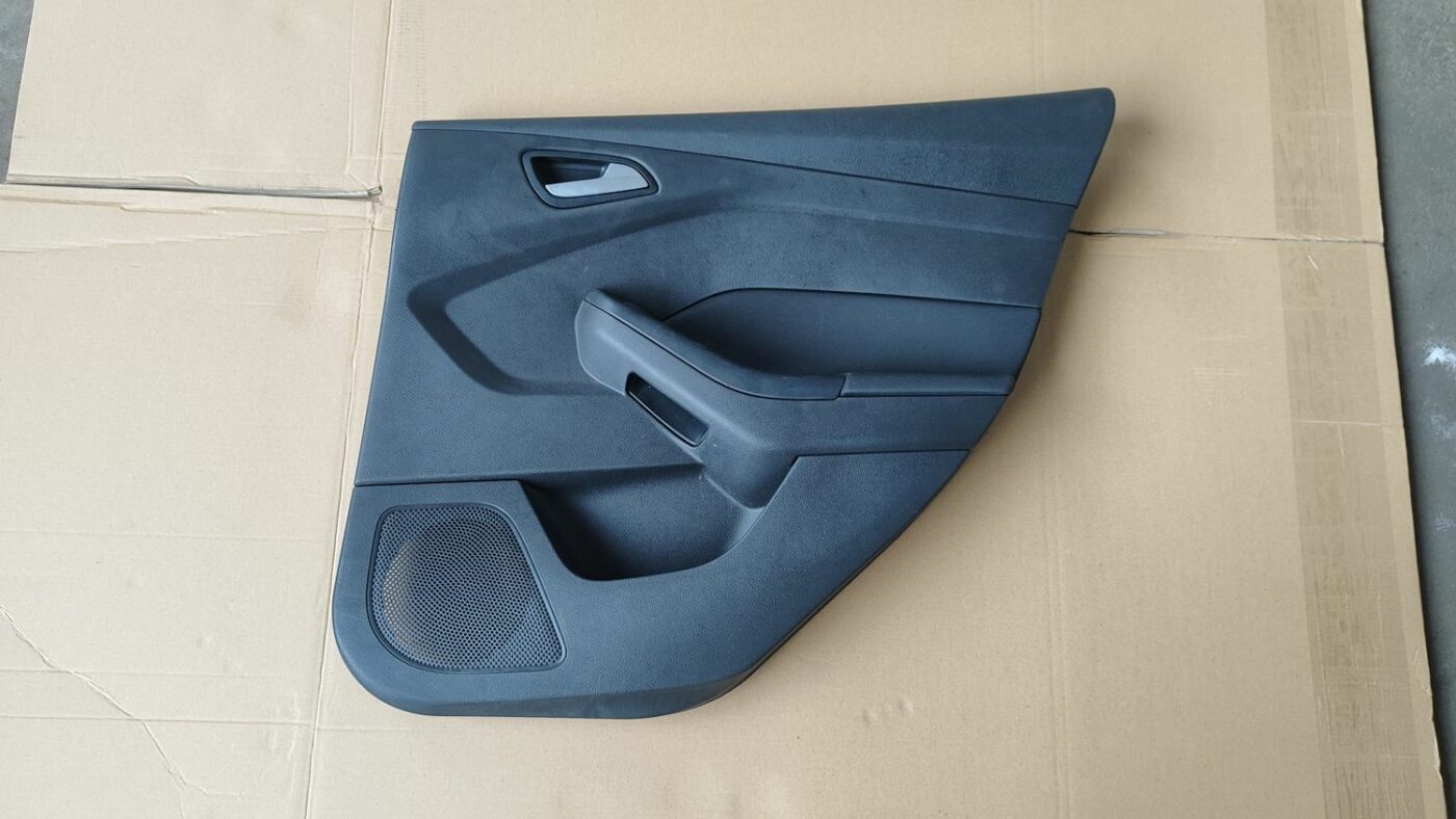 Aizmugurējo labo durvju apdare priekš FORD FOCUS 2016 UNIVERSAL