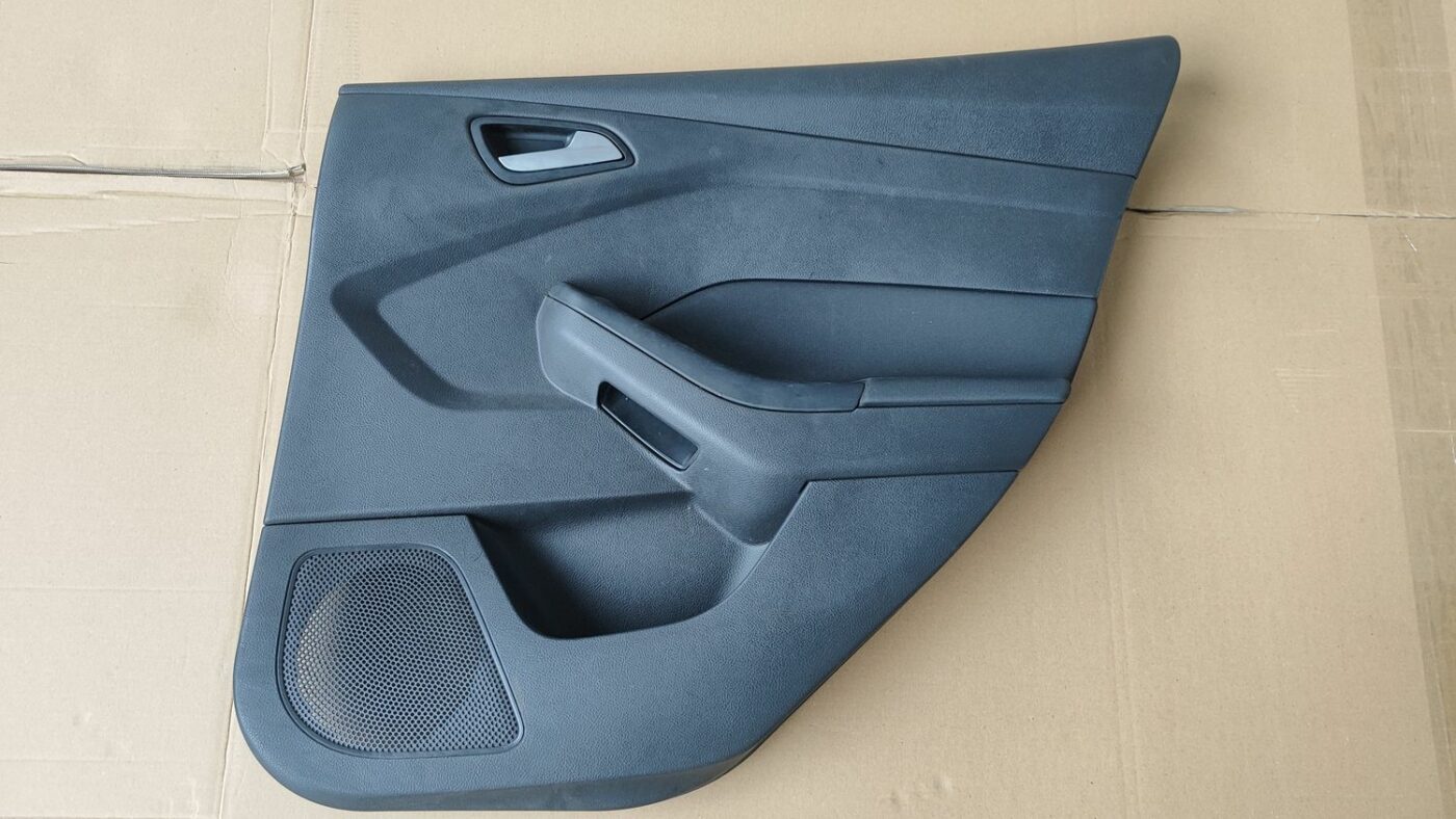 Aizmugurējo labo durvju apdare priekš FORD FOCUS 2016 UNIVERSAL