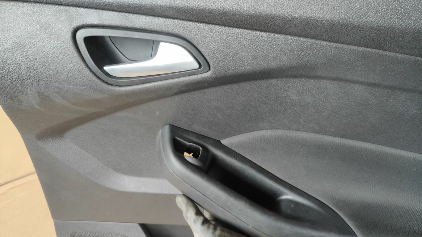 Aizmugurējo labo durvju apdare priekš FORD FOCUS 2016 UNIVERSAL
