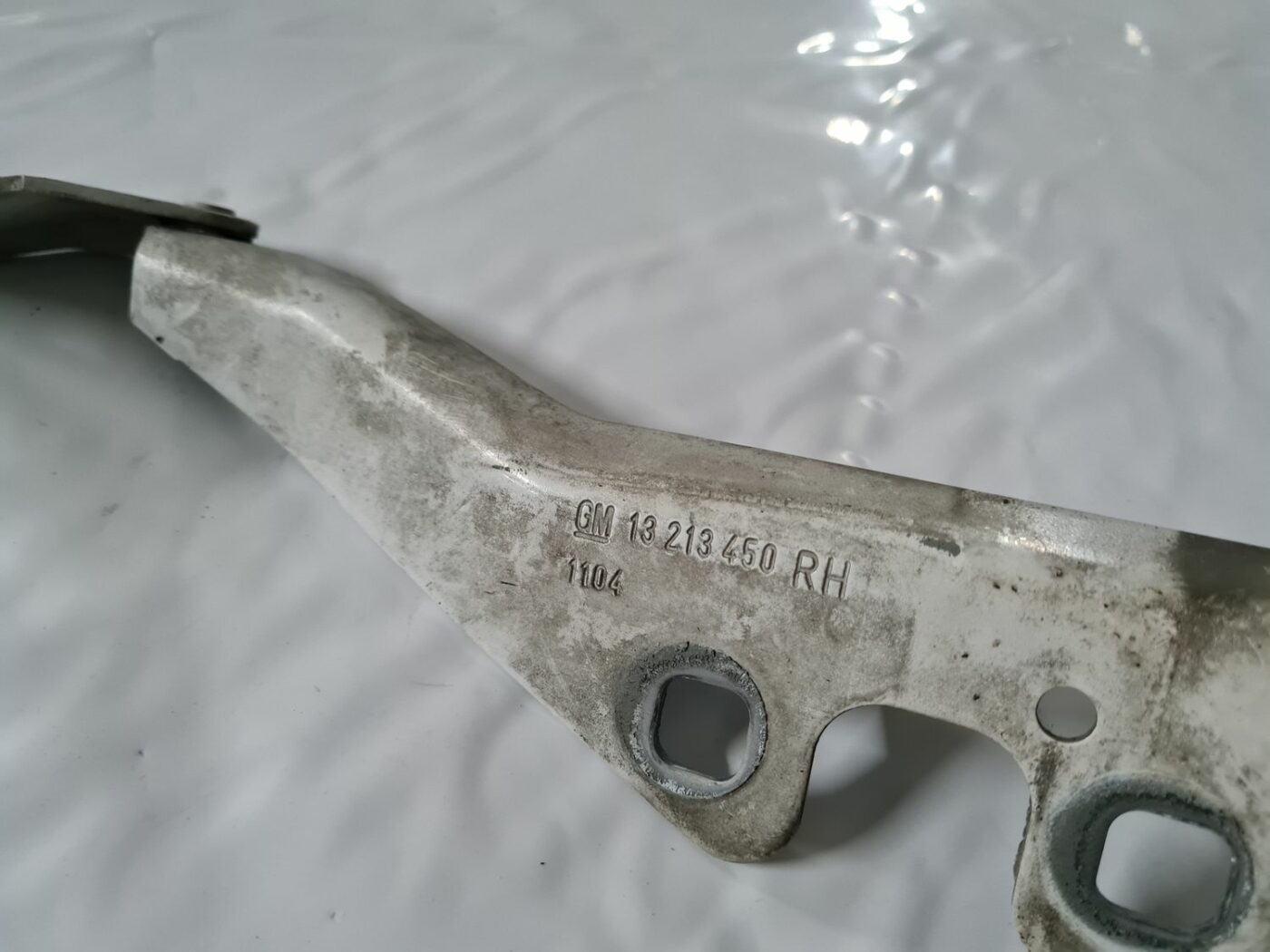 Pārsega eņģe, pa labi priekš OPEL VECTRA C 2006 2 Pārsega eņģe, pa labi priekš OPEL VECTRA C 2006