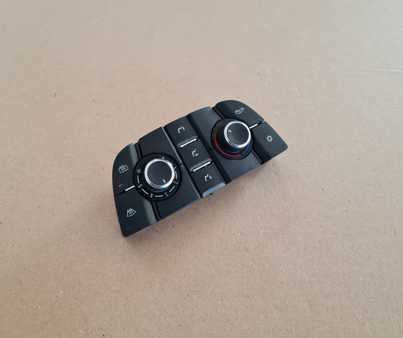 Klimata kontroles bloks priekš OPEL ASTRA J 2013 1 Klimata kontroles bloks priekš OPEL ASTRA J 2013