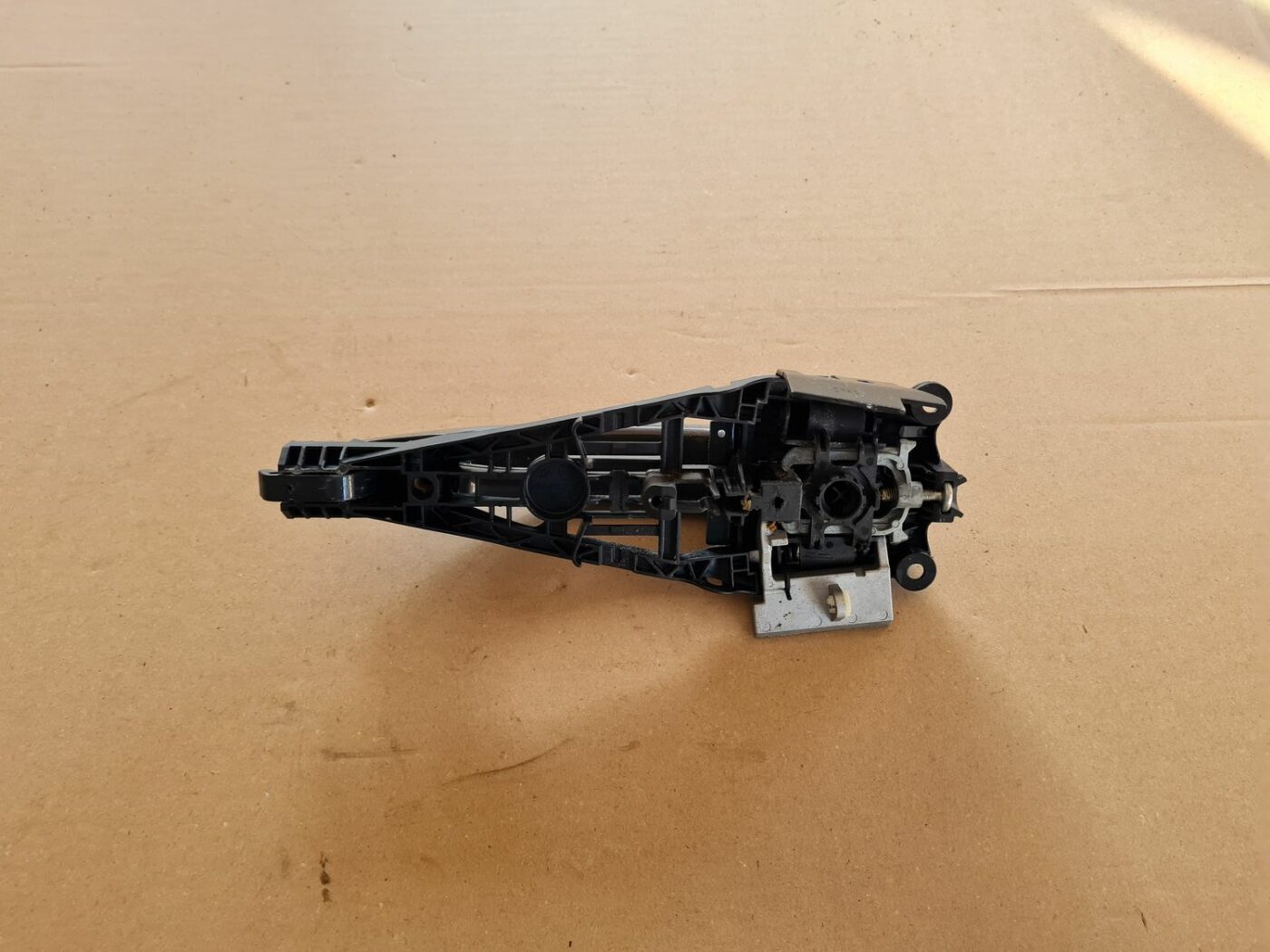 Aizmugurējais kreisais durvju rokturis priekš OPEL ASTRA J 2013