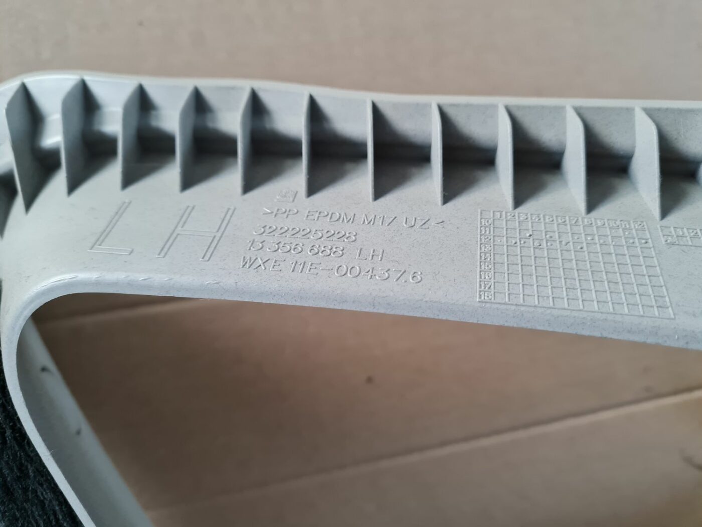 Bagažnieka nodalījuma statnes apdare priekš OPEL ASTRA J 2013