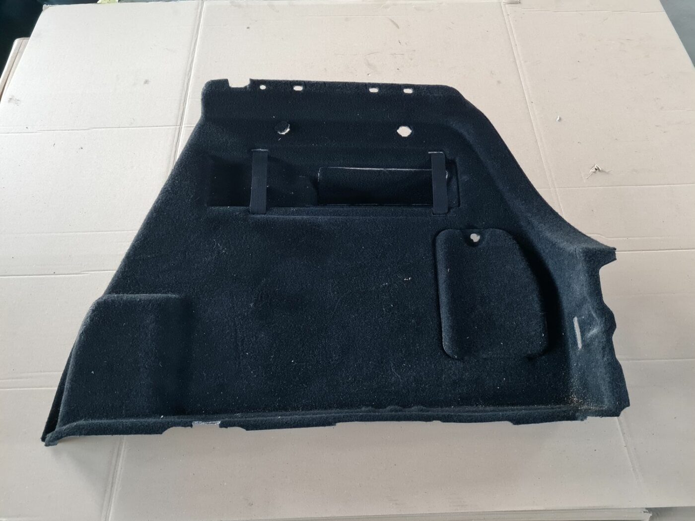 Bagāžnieka nodalījuma sānu apdare priekš OPEL ASTRA J 2013 1 Bagāžnieka nodalījuma sānu apdare priekš OPEL ASTRA J 2013