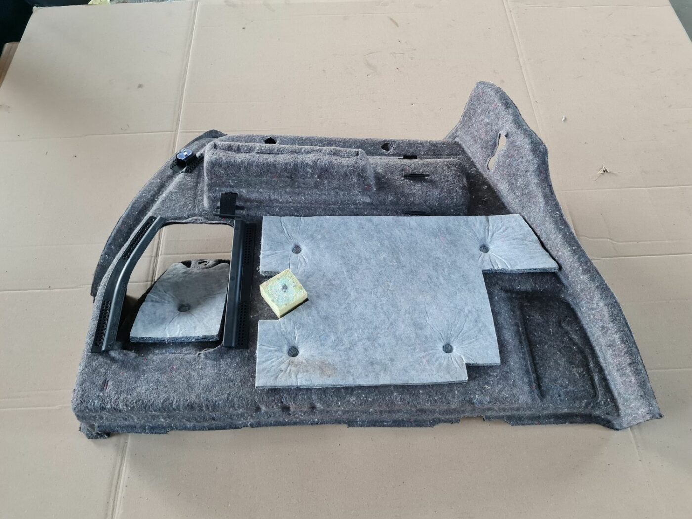 Bagāžnieka nodalījuma sānu apdare priekš OPEL ASTRA J 2013 2 Bagāžnieka nodalījuma sānu apdare priekš OPEL ASTRA J 2013