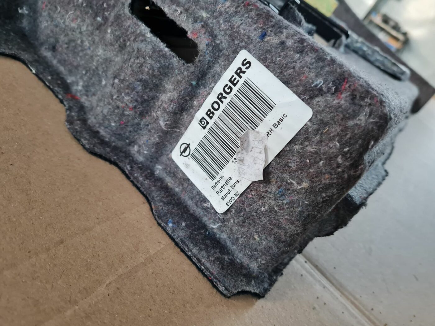 Bagāžnieka nodalījuma sānu apdare priekš OPEL ASTRA J 2013 3 Bagāžnieka nodalījuma sānu apdare priekš OPEL ASTRA J 2013