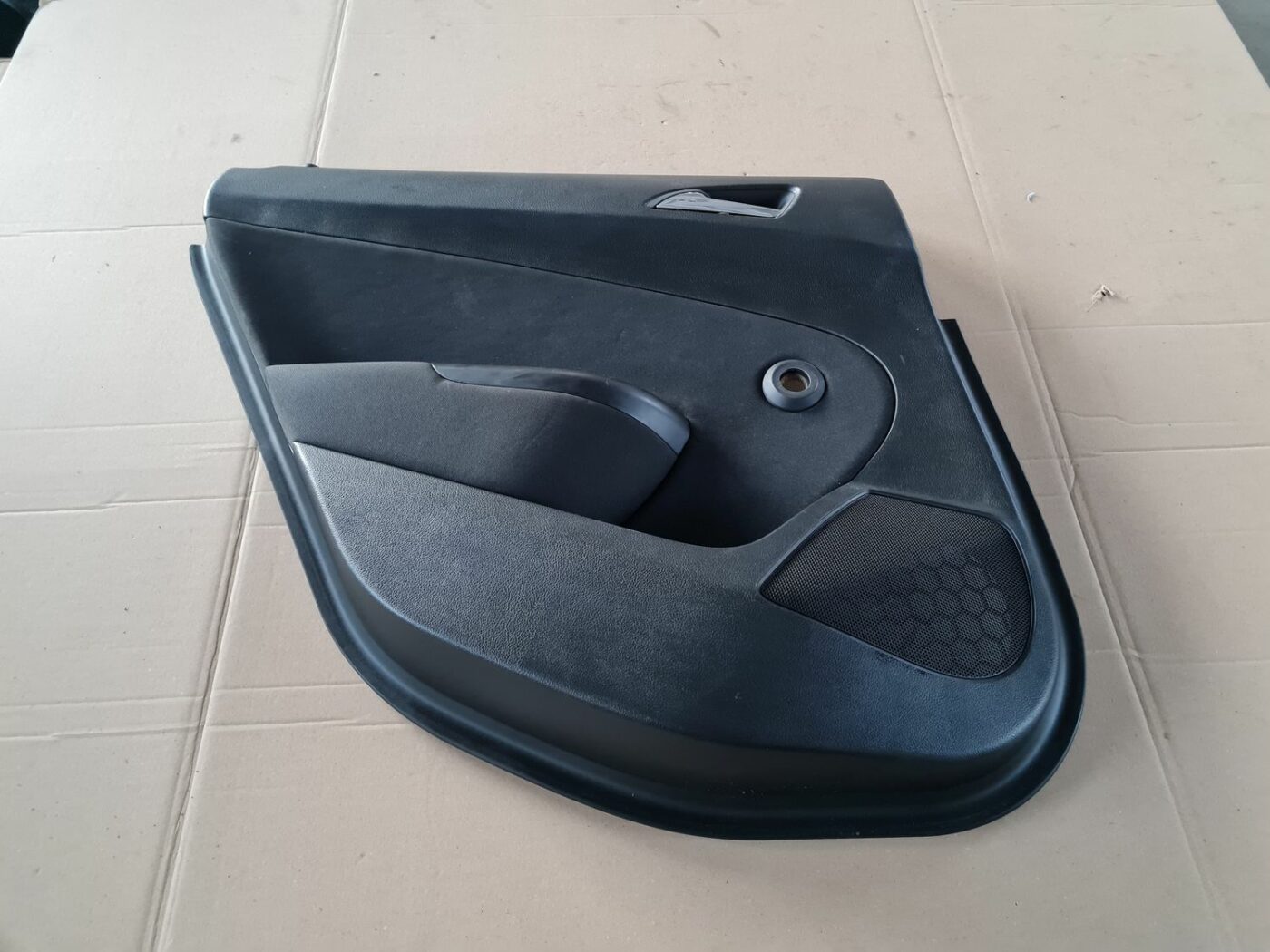 Aizmugurējo kreiso durvju apdare priekš OPEL ASTRA J 2013