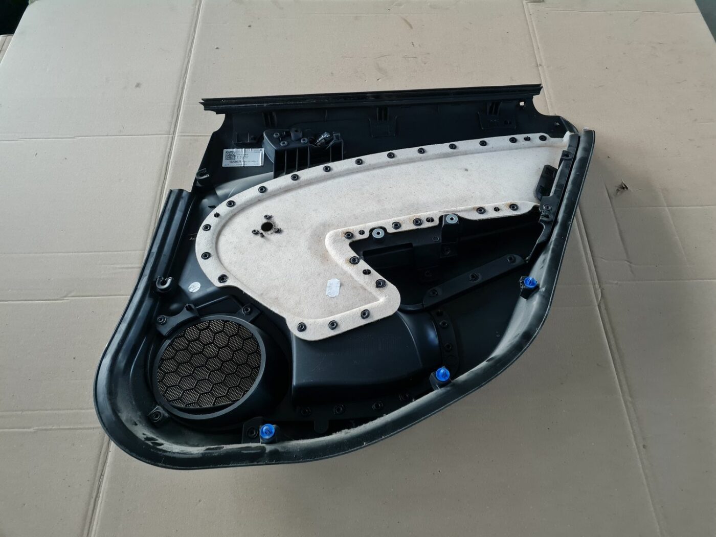 Aizmugurējo kreiso durvju apdare priekš OPEL ASTRA J 2013