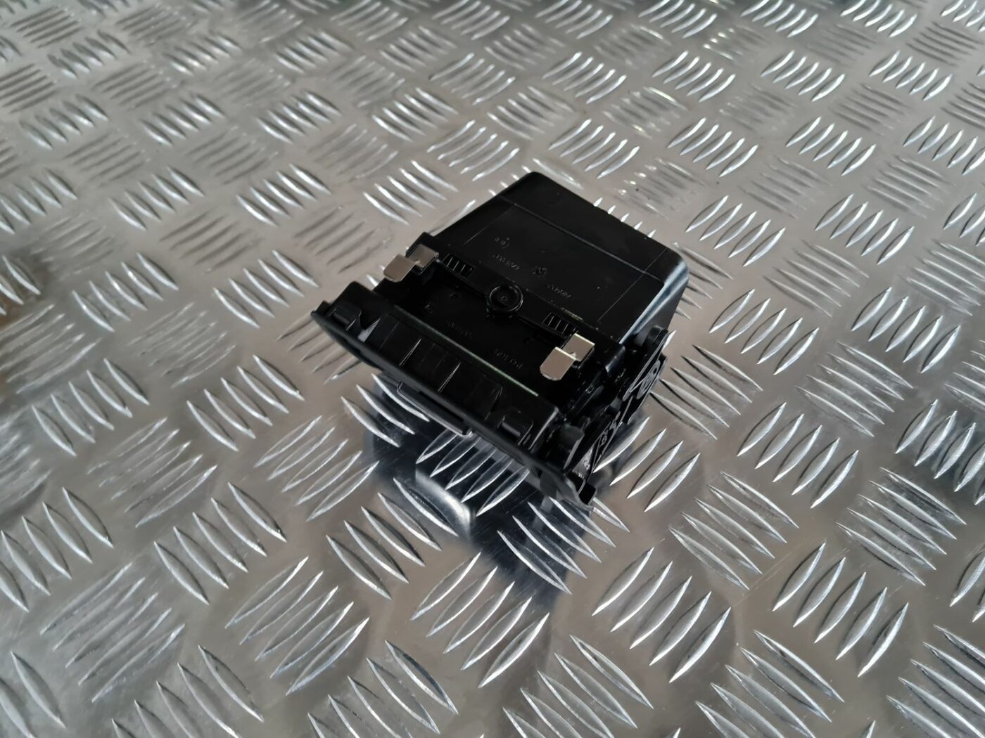 Mērinstrumentu paneļa gaisa vads, pa kreisi priekš FORD FOCUS C-MAX 2004 2 Mērinstrumentu paneļa gaisa vads, pa kreisi priekš FORD FOCUS C-MAX 2004