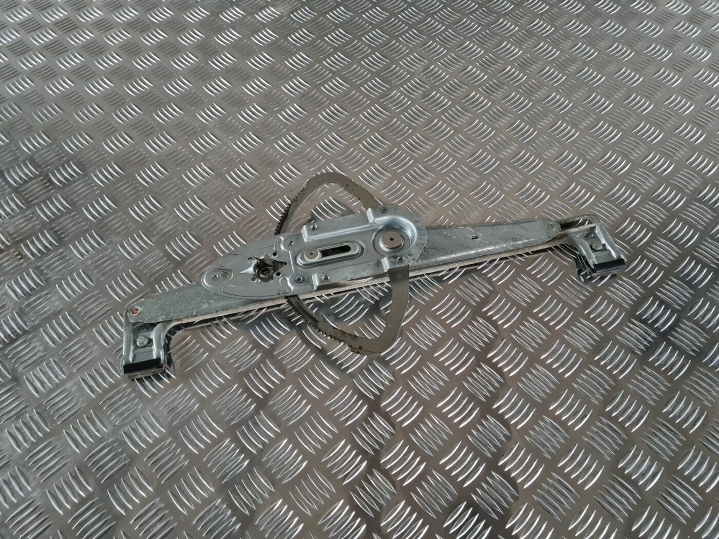 Stikla pacelšanas mehānisms priekšējais kreisais priekš FORD FOCUS C-MAX 2004 1 Stikla pacelšanas mehānisms priekšējais kreisais priekš FORD FOCUS C-MAX 2004