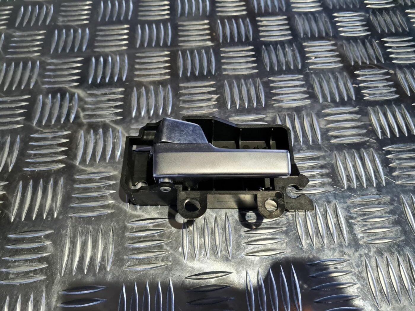 Salona durvju rokturis, priekšējais kreisais priekš FORD FOCUS C-MAX 2004 1 Salona durvju rokturis, priekšējais kreisais priekš FORD FOCUS C-MAX 2004