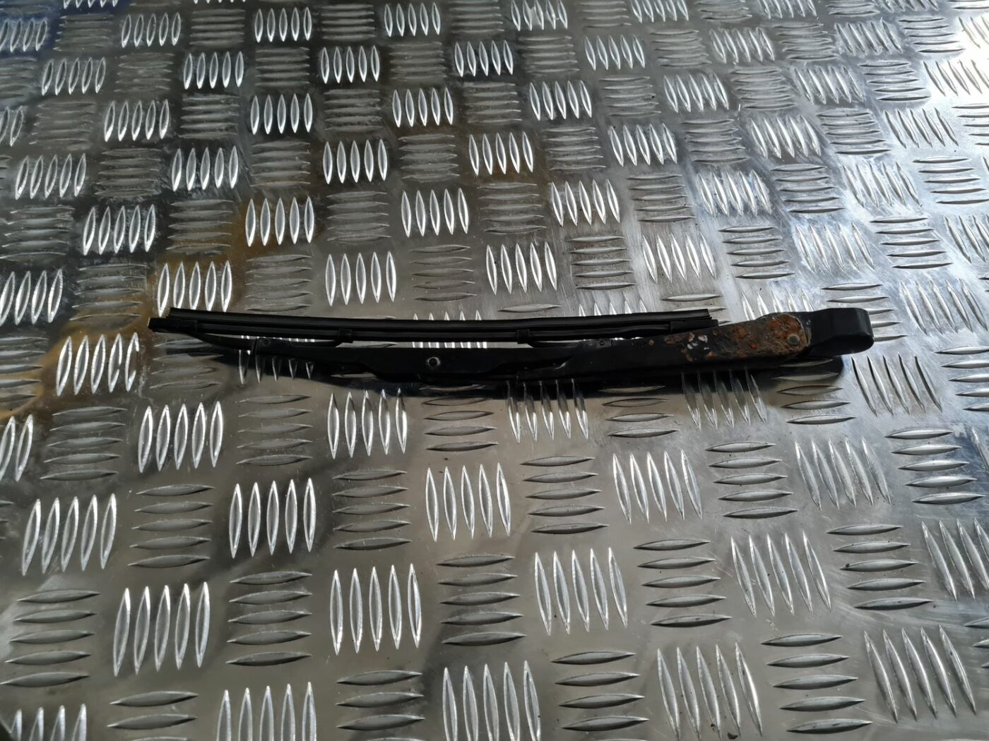 Aizmugurējā loga tīrītāja slotiņa priekš FORD FOCUS C-MAX 2004 1 Aizmugurējā loga tīrītāja slotiņa priekš FORD FOCUS C-MAX 2004