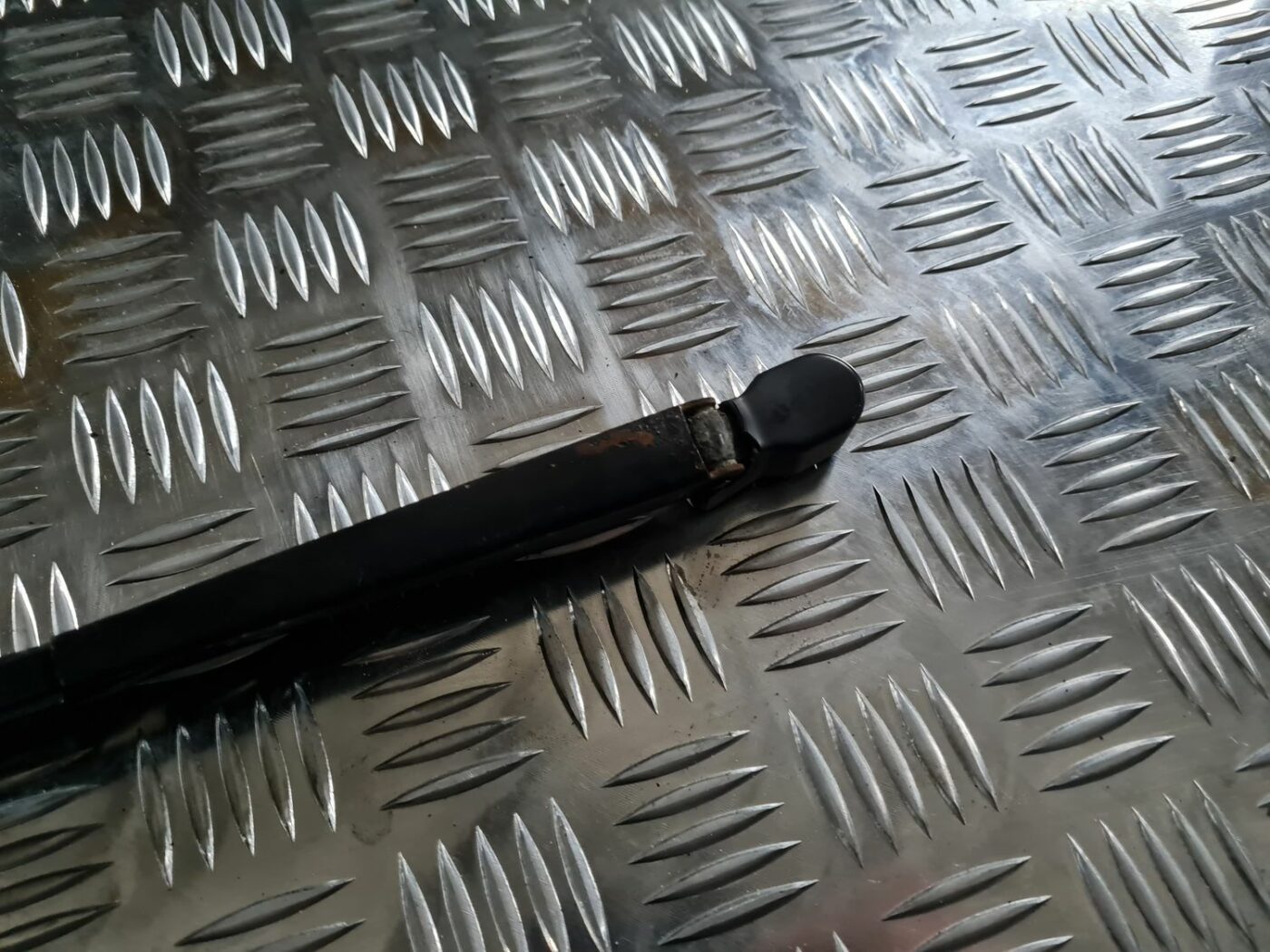 Aizmugurējā loga tīrītāja slotiņa priekš FORD FOCUS C-MAX 2004 4 Aizmugurējā loga tīrītāja slotiņa priekš FORD FOCUS C-MAX 2004