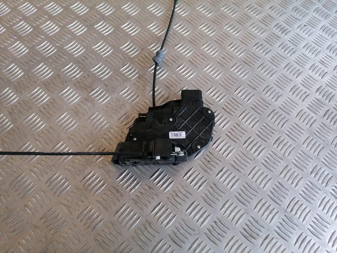 Priekšējo labo durvju slēdzene priekš VOLVO C30 2008 SILVER 1 Priekšējo labo durvju slēdzene priekš VOLVO C30 2008 SILVER