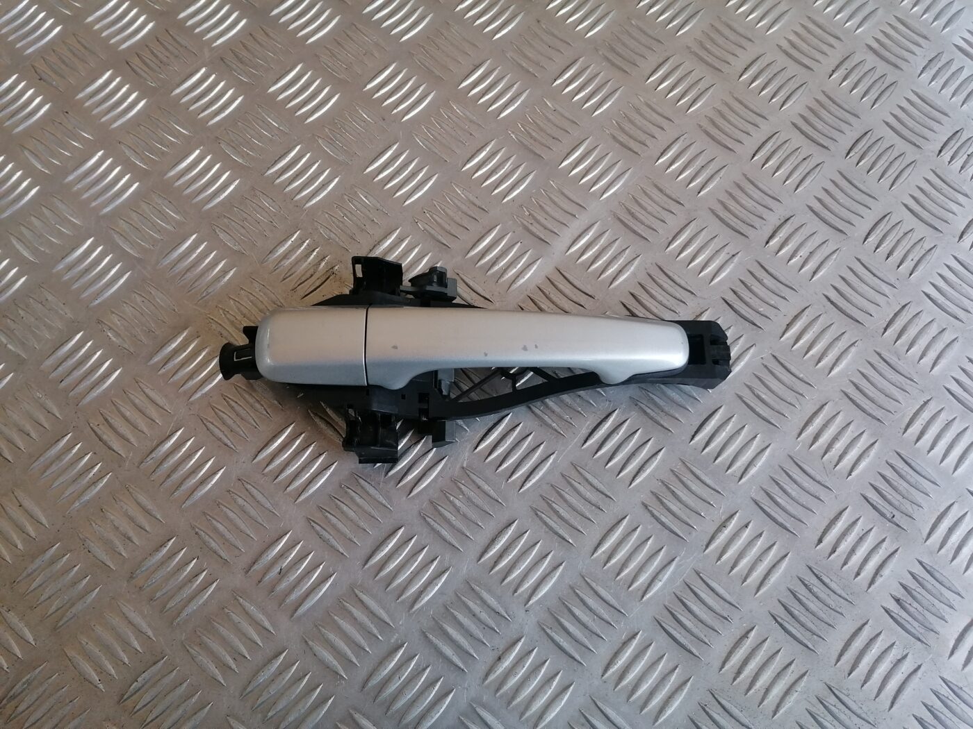 Priekšējāis labais durvju rokturis priekš VOLVO C30 2008 SILVER 1 Priekšējāis labais durvju rokturis priekš VOLVO C30 2008 SILVER