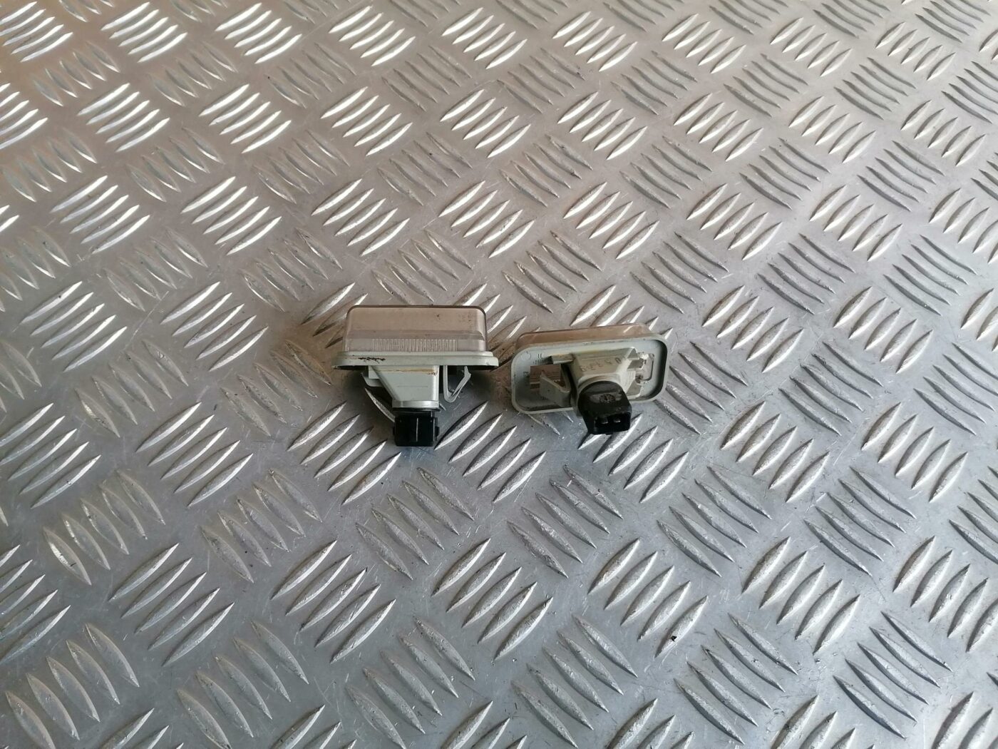 Numura zīmes apgaismojums priekš TOYOTA AVENSIS 2007 1 Numura zīmes apgaismojums priekš TOYOTA AVENSIS 2007