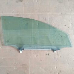 Priekšējo labo durvju stikls priekš TOYOTA AVENSIS 2004