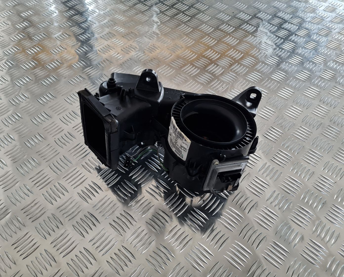 Salona ventilators priekš MERCEDES BENZ ML320 2006 SILVER 1 Salona ventilators priekš MERCEDES BENZ ML320 2006 SILVER