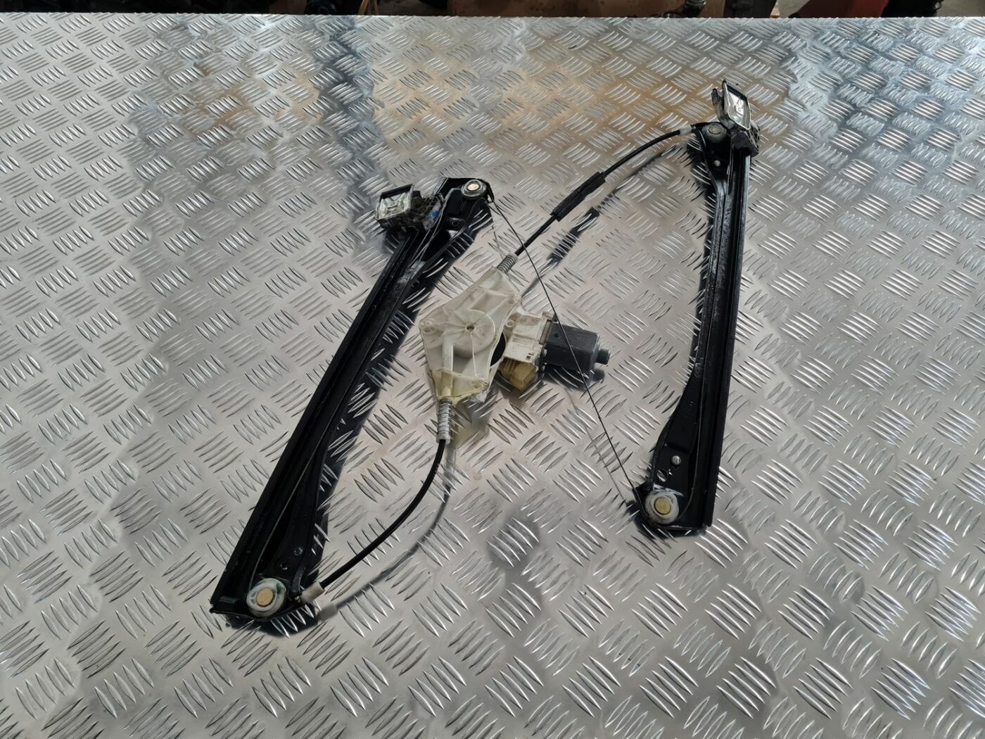 Stikla pacelšanas mehānisms priekšējais kreisais priekš MERCEDES BENZ ML320 2006 SILVER 1 Stikla pacelšanas mehānisms priekšējais kreisais priekš MERCEDES BENZ ML320 2006 SILVER