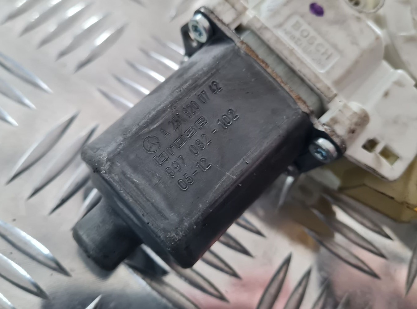 Stikla pacelšanas mehānisms priekšējais kreisais priekš MERCEDES BENZ ML320 2006 SILVER 3 Stikla pacelšanas mehānisms priekšējais kreisais priekš MERCEDES BENZ ML320 2006 SILVER