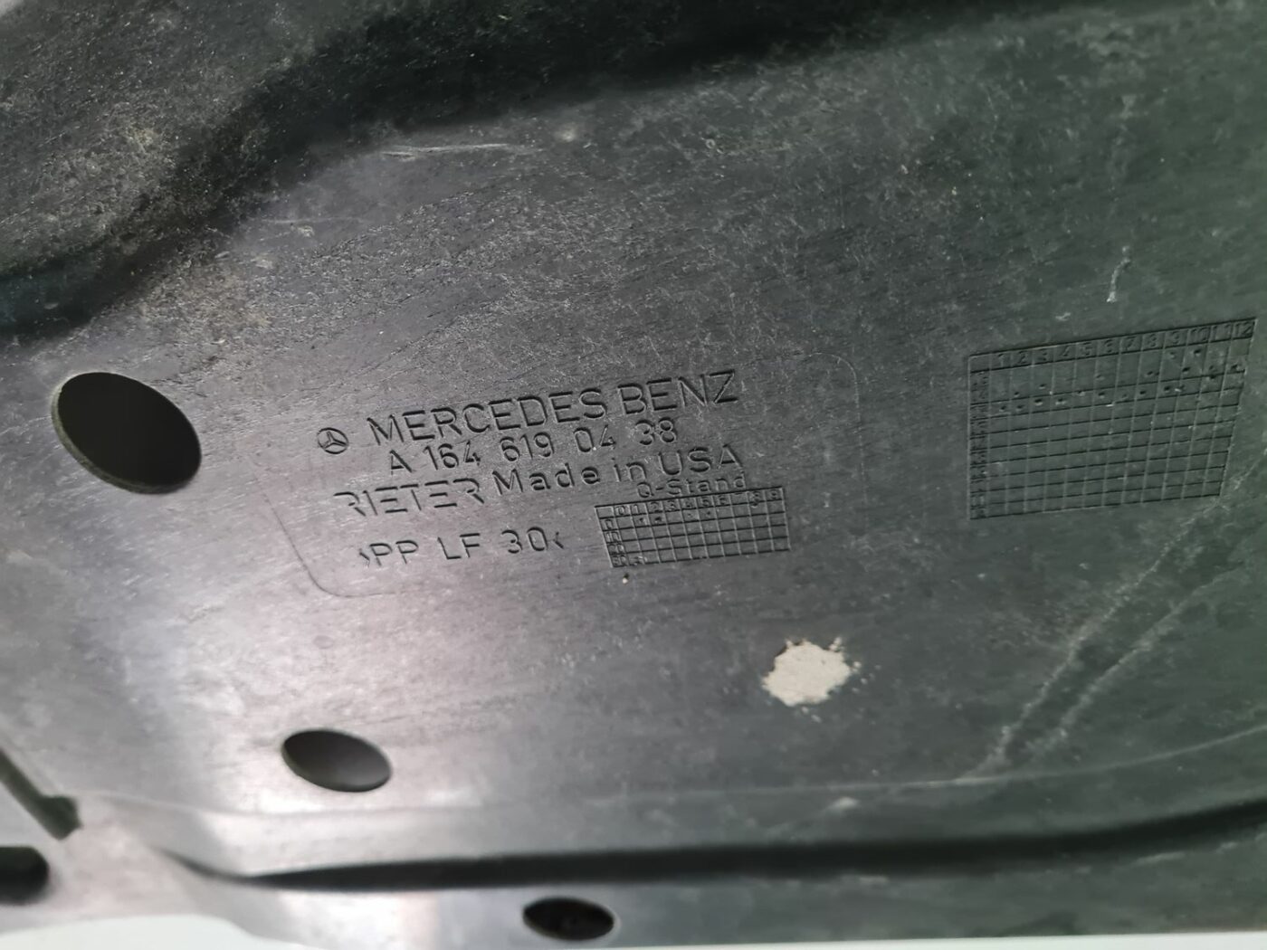 Virsbūves apakšējais aizsargs priekš MERCEDES BENZ ML320 2006 SILVER