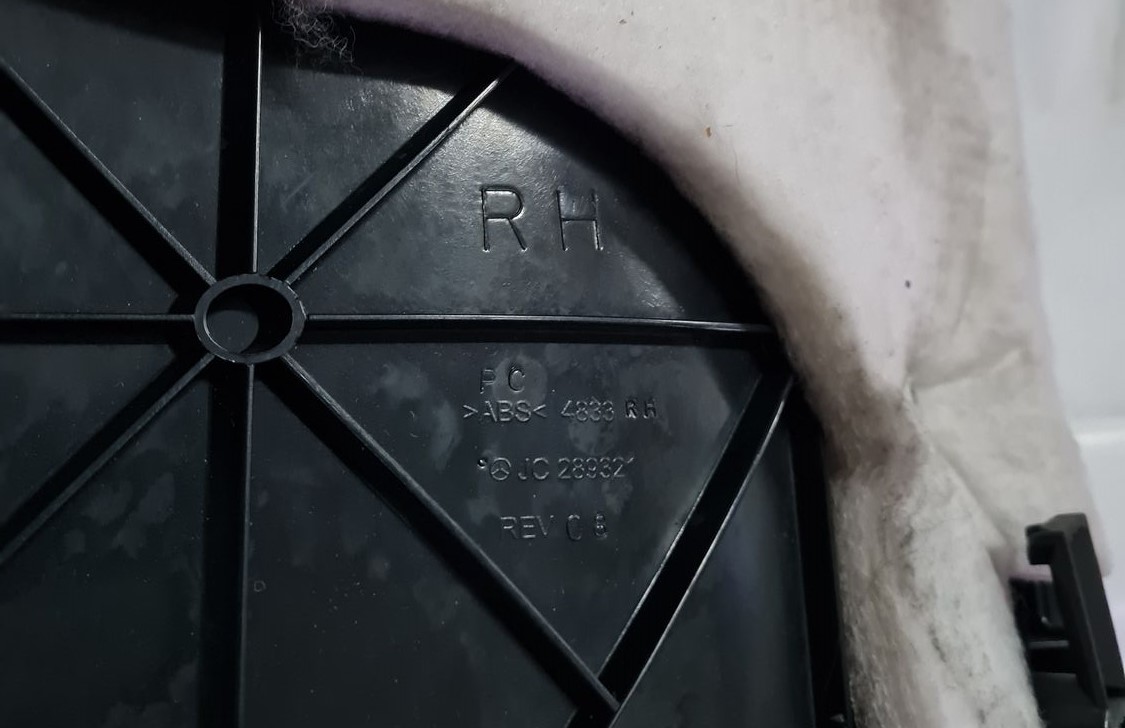 Bagāžnieka nodalījuma sānu apdares lūka priekš MERCEDES BENZ ML320 2006 SILVER 3 Bagāžnieka nodalījuma sānu apdares lūka priekš MERCEDES BENZ ML320 2006 SILVER