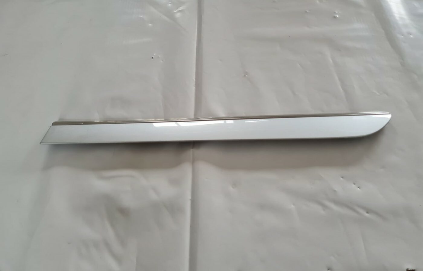 Aizmugurējo kreiso durvju moldings priekš MERCEDES BENZ ML320 2006 SILVER 1 Aizmugurējo kreiso durvju moldings priekš MERCEDES BENZ ML320 2006 SILVER