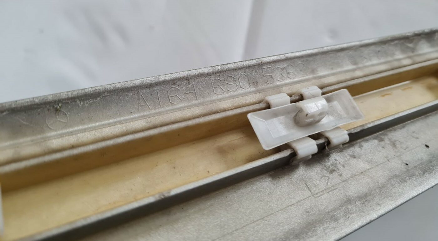 Aizmugurējo kreiso durvju moldings priekš MERCEDES BENZ ML320 2006 SILVER 3 Aizmugurējo kreiso durvju moldings priekš MERCEDES BENZ ML320 2006 SILVER