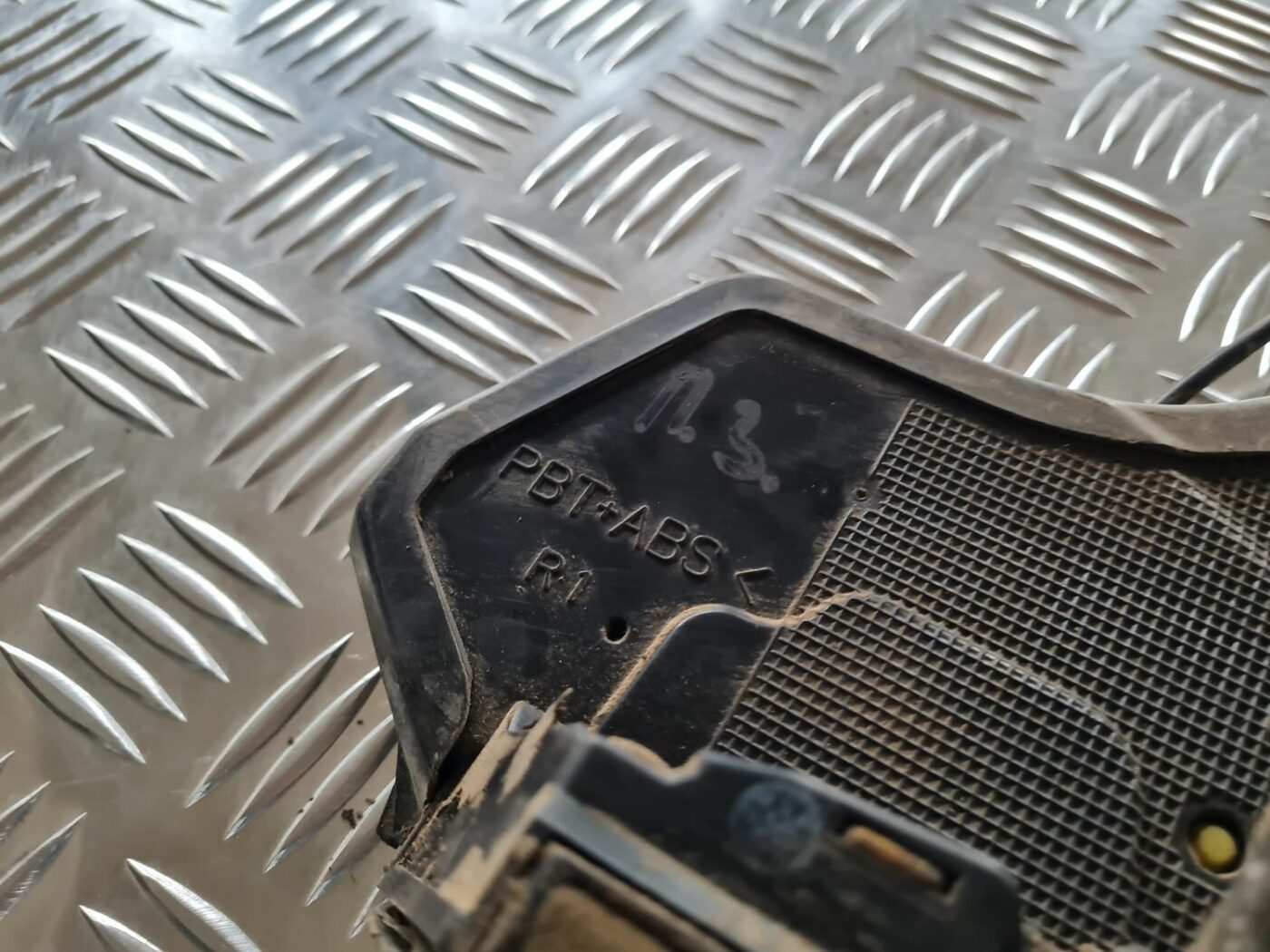 Aizmugurējo labo durvju slēdzene priekš TOYOTA COROLLA VERSO 2003