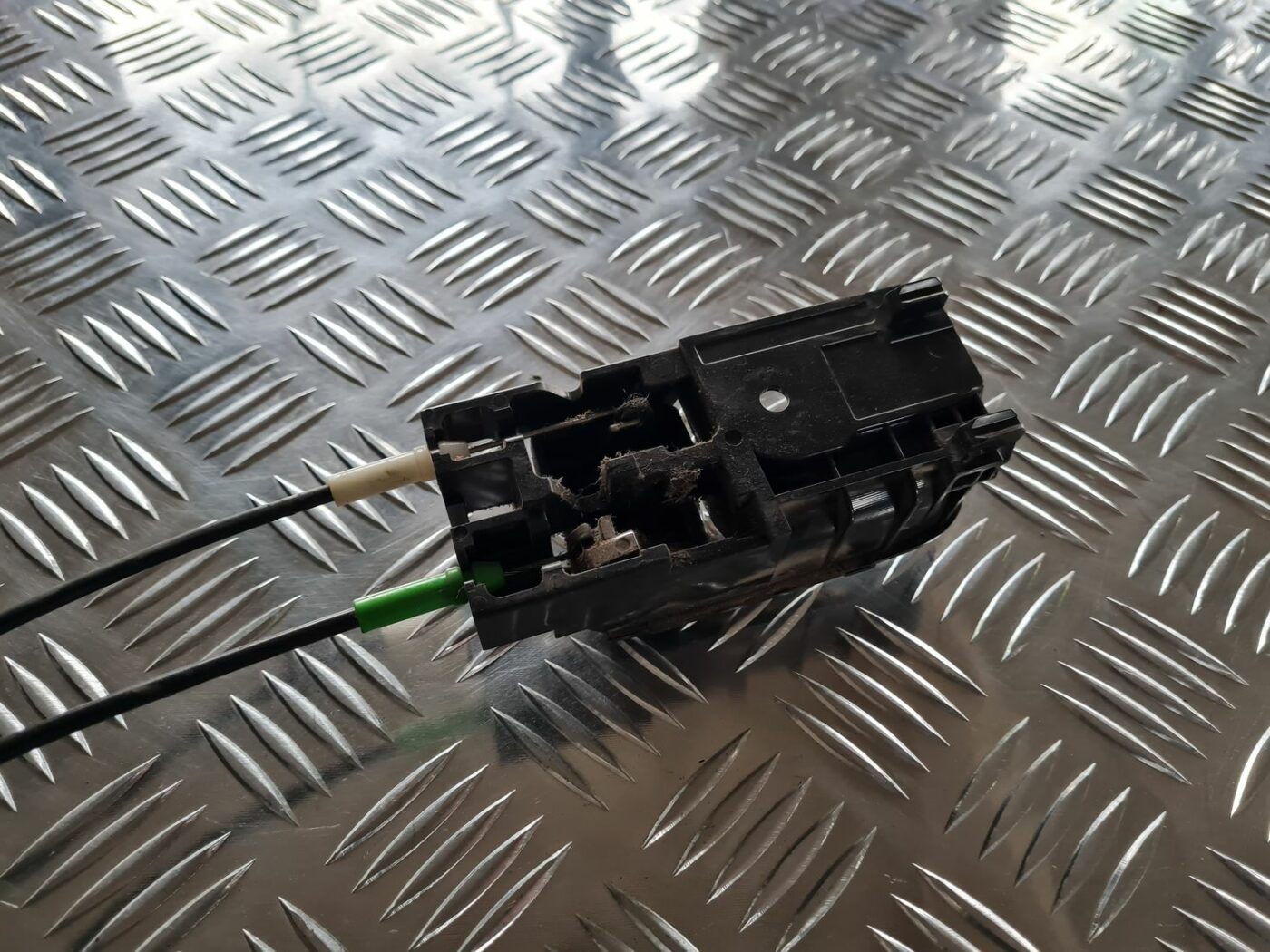 Aizmugurējo labo durvju slēdzene priekš TOYOTA COROLLA VERSO 2003