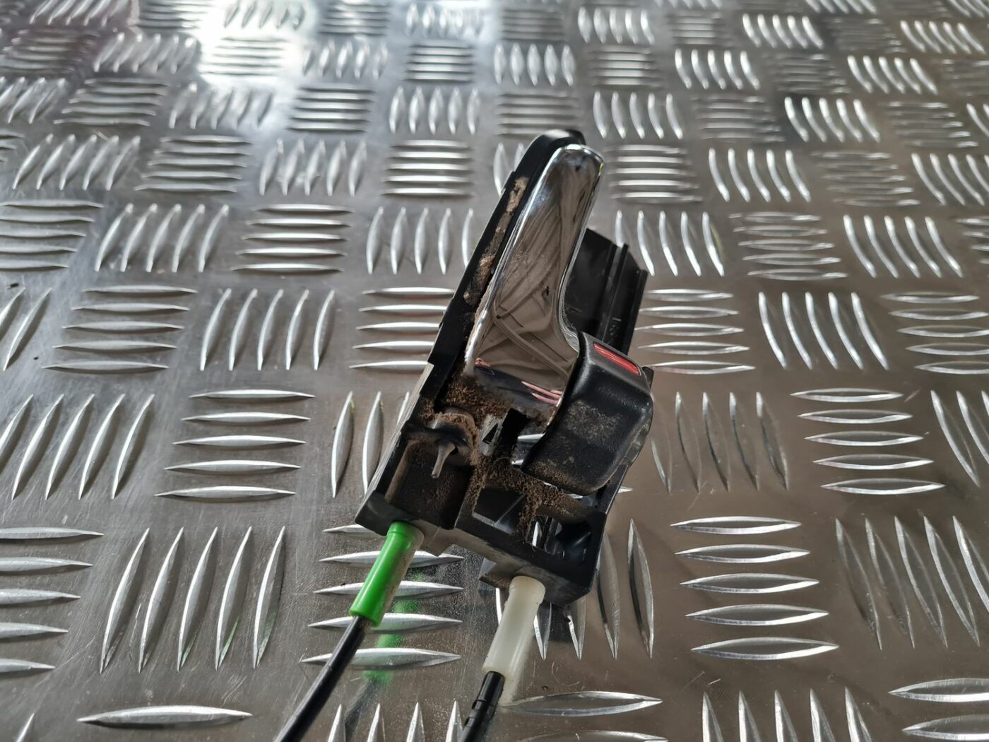 Aizmugurējo labo durvju slēdzene priekš TOYOTA COROLLA VERSO 2003